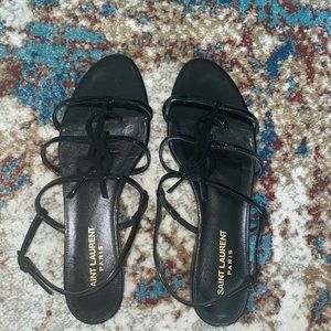 CASSANDRA FLAT SANDALS IN PATENT LEATHER WITH BLACK MONOGRAM